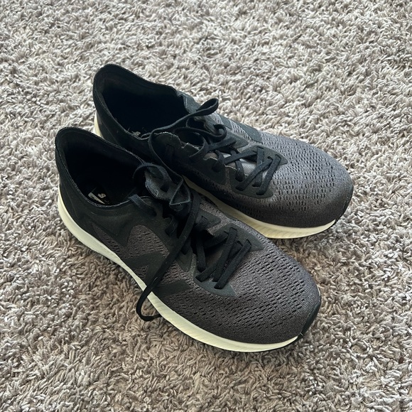 New Balance Women's Running Shoes Size 8 - Picture 1 of 5